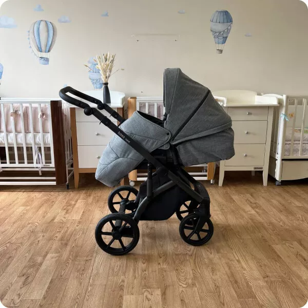 Блок можно установить лицом по ходу движения или лицом к родителям.