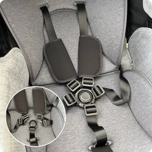 Пятиточечные ремни безопасности и бампер-ограничитель с отделкой из экокожи.